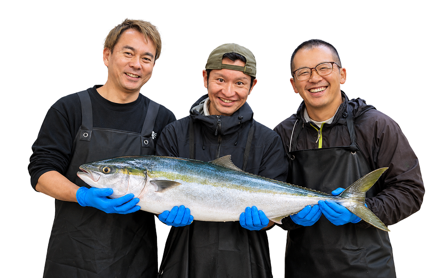 魚を持って笑顔で並ぶ、まごころごはんの作り手3人