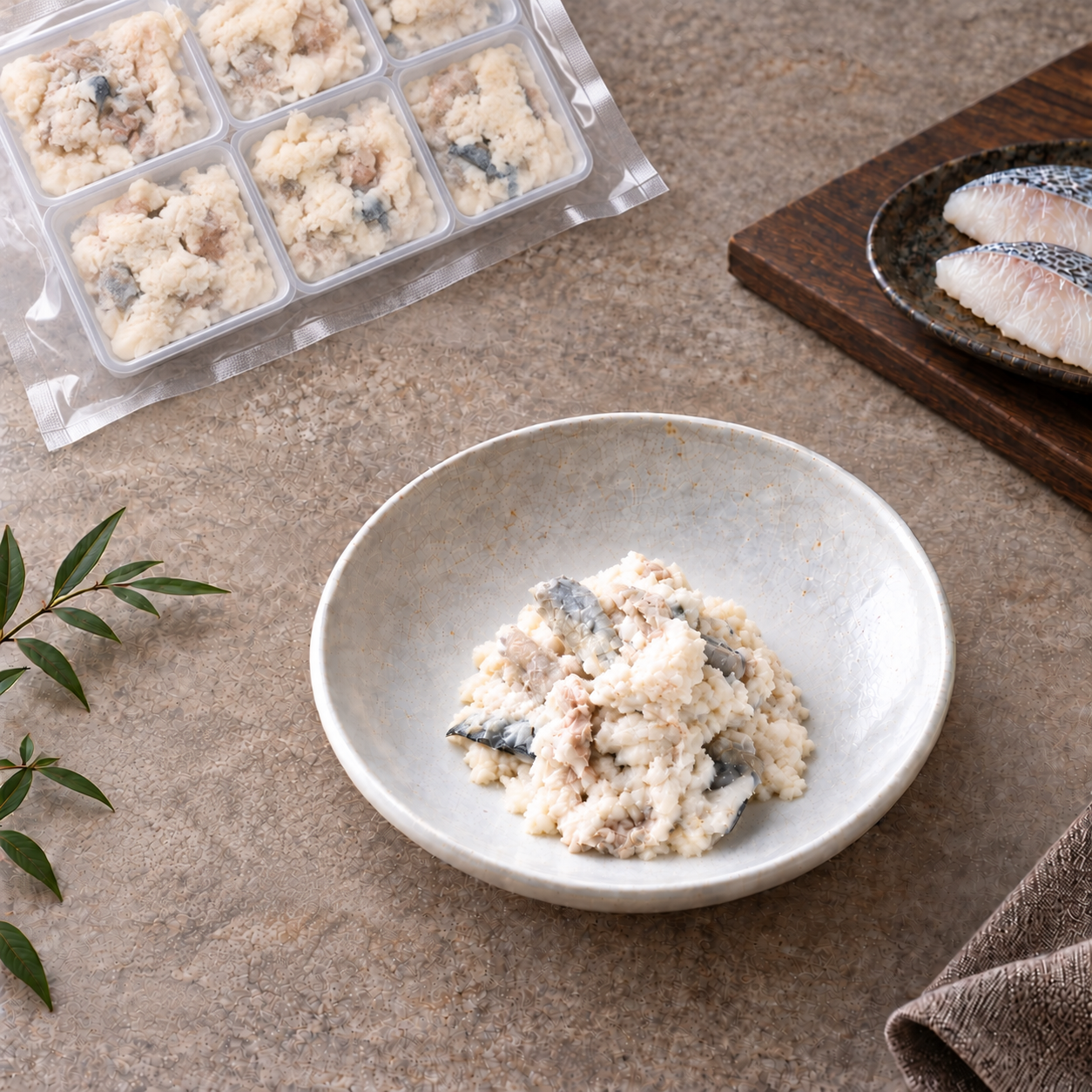 石調のテーブルに並べた魚のごはんと小分けパック