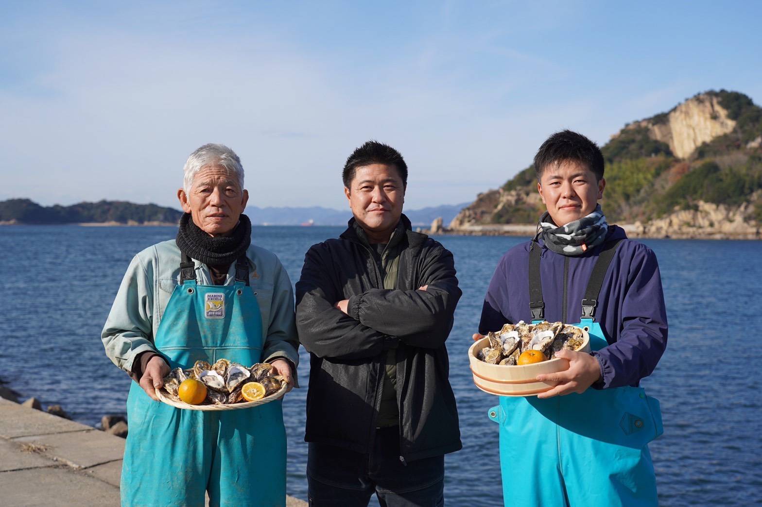 北木島の海を背景に並ぶ勇和水産の皆さん